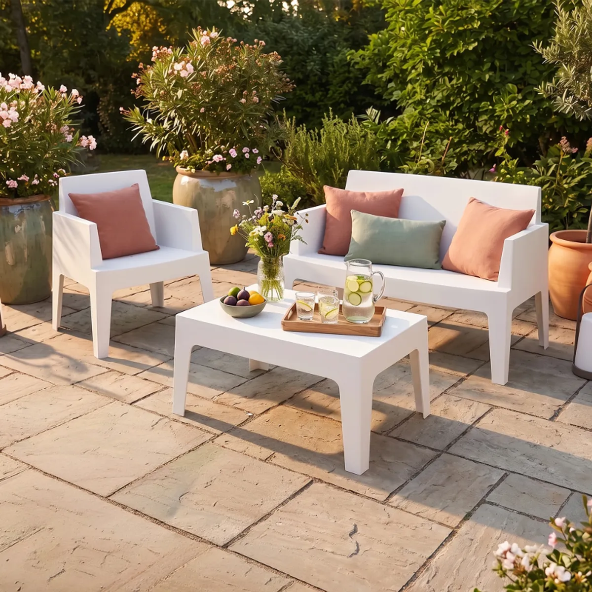 Box - Ensemble salon de jardin en polypropylène (1 fauteuil, 1 banquette et 1 table basse)
