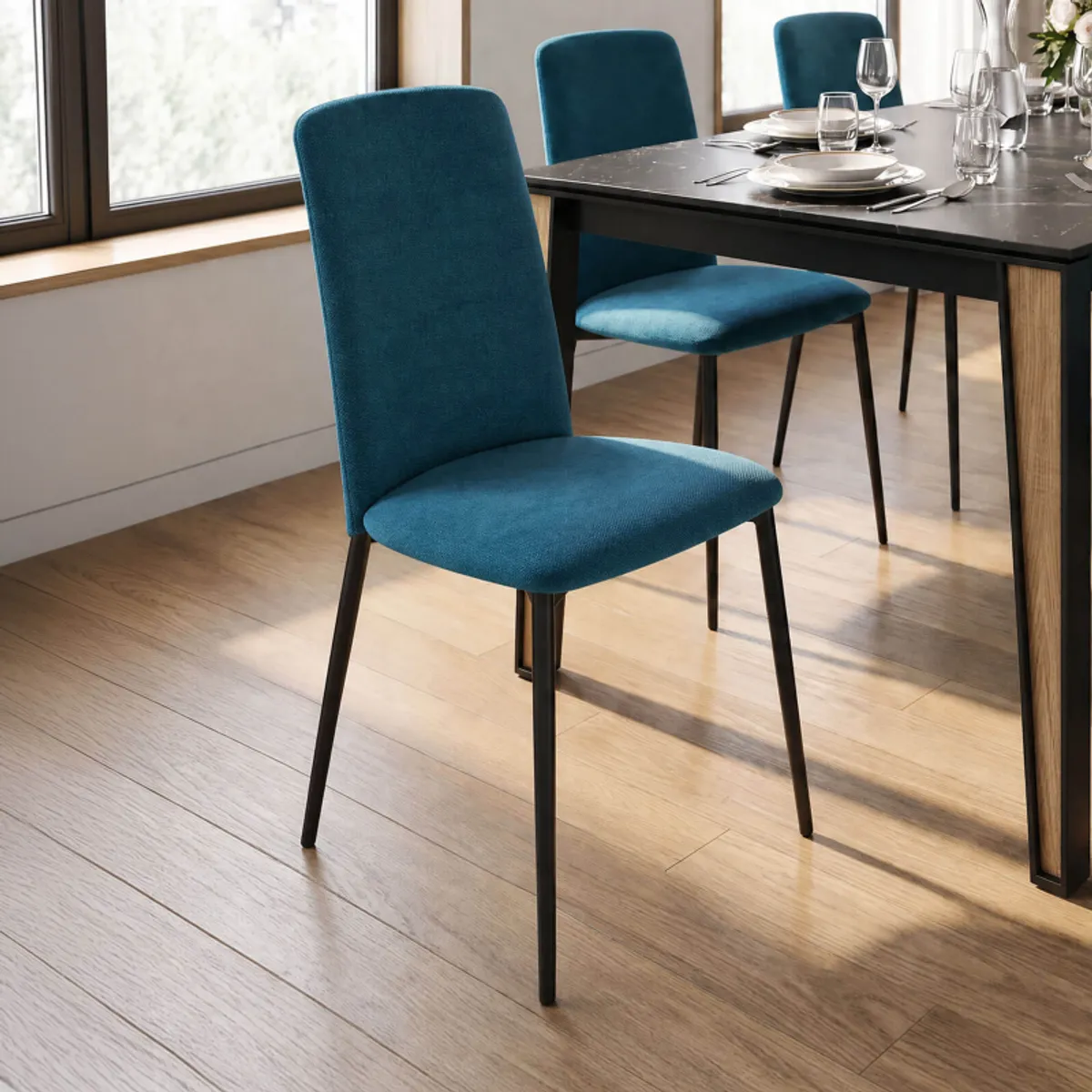 Joy - Chaise de salle à manger contemporaine en tissu et pieds en métal