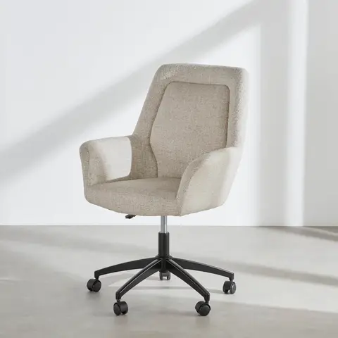 Chaise de bureau beige et pied en acier noir à roulettes
