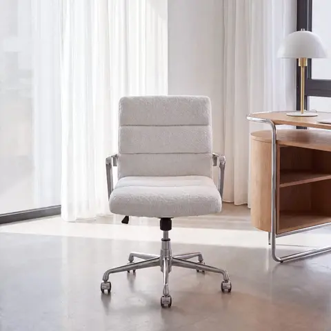 Chaise de bureau en bouclette beige à roulettes