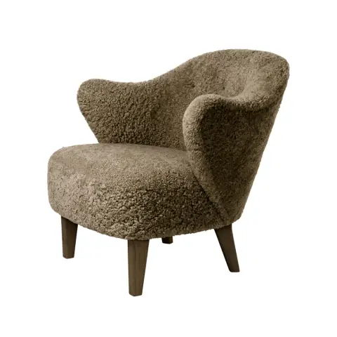 Fauteuil Ingeborg peau de mouton sahara, pieds en chêne fumé