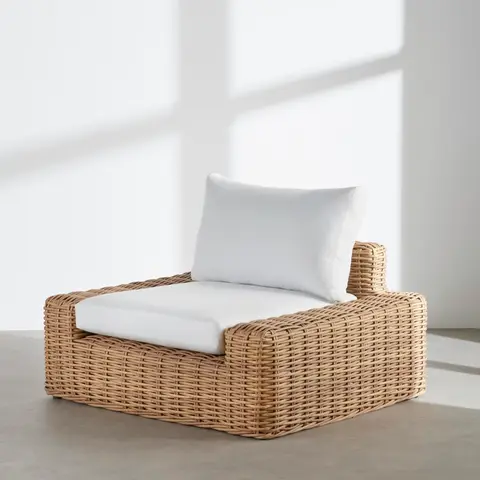 Fauteuil de jardin en résine tressée recyclée imitation rotin et coussins en polyester recyclé écru