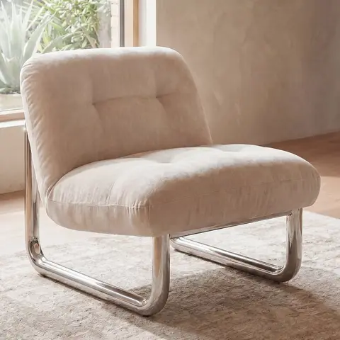 Fauteuil ivoire et pieds en acier argenté