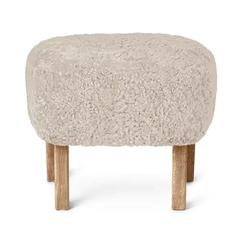 Pouf Ingeborg peau de mouton moonlight, pieds en chêne nature