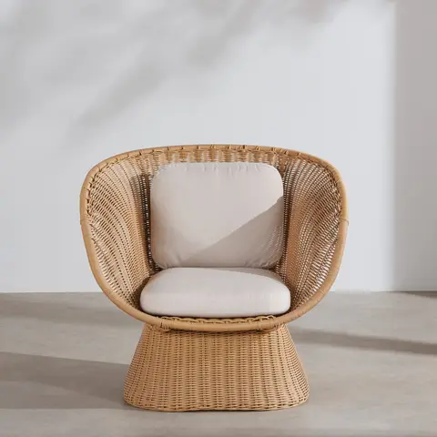 Fauteuil de jardin en résine tressée recyclée beige et coussins en polyester recyclé écru